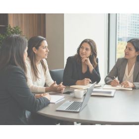 La evidencia muestra que las amistades entre mujeres pueden convertirse en un activo estratégico para el desarrollo de una carrera. / Foto: Imagen creada con Chat GPT.