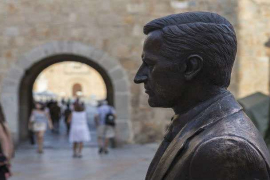 Estatua de Adolfo Suárez en Ávila, España / Bigstock