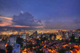 Medellin de noche, foto referencial / Joel Duncan