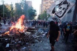 Masivas manifestaciones y graves disturbios originados en Santiago previos la plebiscito / Fuente: Twitter 
