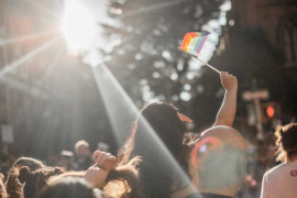 Desde su concepción, la bandera arcoíris, así como los demás identificativos de la comunidad LGBTQAI+ son libres de uso. / Unsplash,