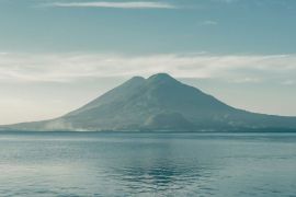 La ausencia de una Ley de Aguas en Guatemala impide consolidar un marco normativo integral que brinde estabilidad. / Unsplash, Christopher Garcia.