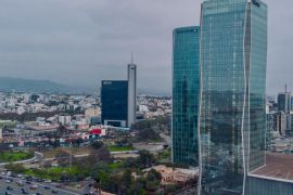 Un efecto negativo se observa en la evolución de los benchmarks utilizados en el mercado de valores. / Canva.
