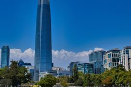 Factores como fluctuaciones en tasas de interés, inflación, imposición de aranceles y otras políticas comerciales internacionales deben ser considerados al planificar y ejecutar operaciones de M&A en Chile./ Unsplash - Jeffrey Esein.