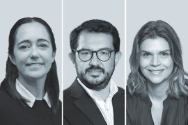 Jimena Vega Olmos, de Beccar Varela (izquierda); Débora Perez, de Perez, de Imperia e Ortiz Advogados - PIMO, y  Juan Carlos Padilla, de Brigard Urrutia.