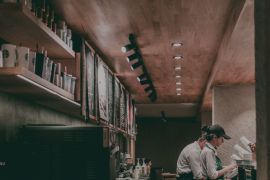 Los conocimientos que sobre la marca o servicios materia del contrato adquiere el franquiciatario lo obligan a guardar el secreto industrial. / Unsplash, Vaishnav Chogale.