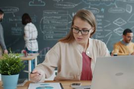 Las empresas deberán diseñar organizaciones fluidas con alta movilidad geográfica, e identificar espacios (países) donde localizar y concentrar funciones, posiciones y talento./ Usnplash - Vitaly Gariev.