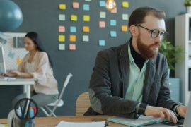  Jeeves ofrece tarjetas corporativas, pagos a proveedores, contabilidad, control de gastos y viáticos ligados a una línea de crédito./ Unsplash - Vitaly Gariev.