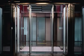 Tres movimientos en el sector / Unsplash, Declan Sun.