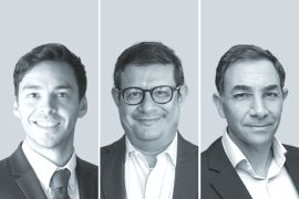 Antonio Dourthé Orrego, de A/C/R Legal (izquierda); Estuardo Anaya Soto, de MIRAI Abogados (centro), y  Esteban J. Elías, de Leech Tishman.
