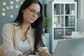 Las mujeres migrantes suelen enfrentar vulnerabilidades como dependencia económica y barreras lingüísticas.