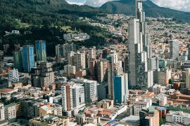 El decreto permite que la negociación colectiva se realice a nivel de empresa, grupo de empresas, rama o sector de actividad. / Foto: Unsplash -  Random Institute.