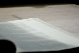 La cláusula se pide bajo sanción de nulidad. / Unsplash, Mathilde Hugdal.