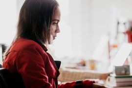 Las nuevas generaciones de mujeres encuentran más referentes y más espacios abiertos para desarrollar sus carreras./ Unsplash, Jonathan Borba.