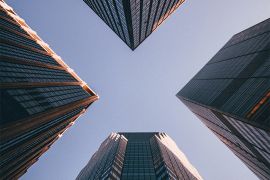 Según la Cámara de Comercio, existen 388 marcas registradas bajo el modelo de franquicia, de las cuales apenas 68 son costarricenses. / Foto: Unsplash - Kevin Matos.