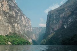 Uno de los temas centrales en la agenda legislativa fue expedición de la nueva Ley General de Aguas. / Unsplash, Daniel Velásquez.