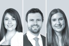 Sofía Gordillo, de Bustamante Fabara (izquierda); Carlo von Hanstein, de Skadden, Arps, Slate, Meagher & Flom, y isseth Armijos Romero, de Spingarn.