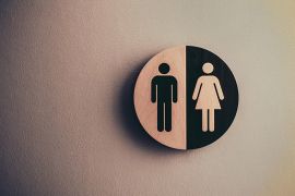 Aproximadamente 4 de cada 10 alumnos asisten a clases de manera irregular, afectando, sobre todo, a las niñas en entornos rurales o de pobreza extrema. / Foto: Unsplash - Tim Mossholder.