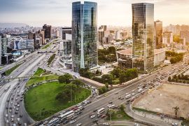 El Decreto 0510 colombiano parte de una premisa distinta: el fiduciario es un actor con deberes propios desde antes de firmar (etapa precontractual). / Foto: Shutterstock.