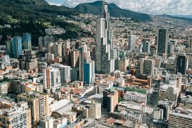 La SFC la construye a partir de la Ley 1328 de 2009, el Decreto 2555 de 2010 y la Circular Básica Jurídica, actualizada este año mediante la Circular Externa 006 de 2025. /Foto: Unsplash - Random Institute.