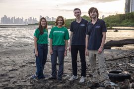 El proyecto Siete Cuencas, liderado por la fundación Marea Verde junto con el apoyo de The Ocean Cleanup, busca intervenir los siete principales ríos que desembocan en la bahía y reducir el volumen de residuos. / Foto: Marea Verde.