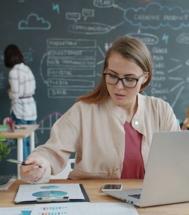 Las empresas deberán diseñar organizaciones fluidas con alta movilidad geográfica, e identificar espacios (países) donde localizar y concentrar funciones, posiciones y talento./ Usnplash - Vitaly Gariev.