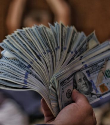 La medida implicaría un giro en la estrategia de diversificación del sistema previsional colombiano, que a noviembre de 2025 administraba 527,3 billones de pesos colombianos. / Foto: Unsplash - Viacheslav Bublyk.