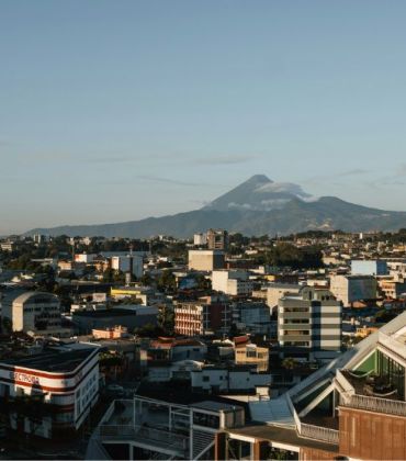 El sistema de competencia guatemalteco transita desde un sistema de denuncias privadas a un esquema administrativo especializado. / Foto: Unsplash - Carlos Pavón.