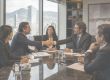 Existe bastante más dinero interesado en empresas de servicios profesionales que buenas firmas dispuestas a recibirlo. / Imagen creada con ChatGPT.