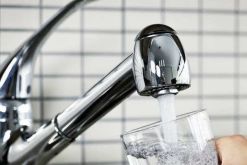 La empresa provee servicios de suministro y saneamiento de aguas / Bigstock