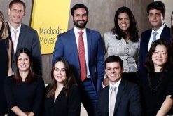 De pie de izq. a der.: Manuela Lisboa, Daniel Guariento, Bruno Gomes, Laura Souza, Gustavo Rebello, Diana Henne. Sentados: Clarissa Freitas, Bruna Marrara, Eduardo Campos y Liliam Yoshikawa / Cortesía