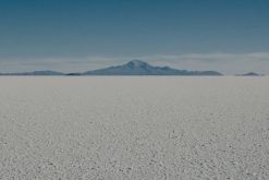 El salar de Uyuní, en Bolivia, con grandes recursos de litio, es un área reservada al Estado. / Unsplash - Amy Rollo.