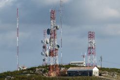 La transacción permite a Tigo concentrar su negocio principal en la operación de servicios de telecomunicaciones./ Canva.