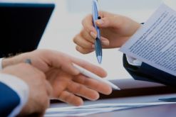 Ahora, la adquisición puede implique la comprar también una potencial sanción. / Canva.