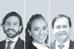 Nicolás Arboleda, de Cuatrecasas - Bogotá (izquierda); Gabriela Saucedo de Baker McKenzie - México, y Rafael Alonso, de Ontier.