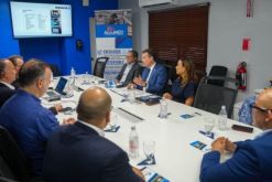 Recientemente, representantes de AccuMED se reunieron con Victor Bisonó, ministro de Industruia y Comercio de República Dominicana./ Tomada de la página de Creative Foam en Facebook., 