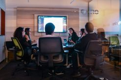 Las inversiones ESG seguirán siendo impulsadas por las preferencias y valores de las generaciones más jóvenes. / EmbedSocial, Unsplash.