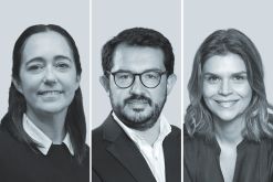 Jimena Vega Olmos, de Beccar Varela (izquierda); Débora Perez, de Perez, de Imperia e Ortiz Advogados - PIMO, y  Juan Carlos Padilla, de Brigard Urrutia.