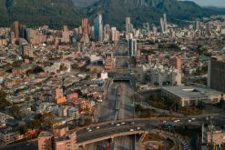 La segunda línea del Metro de Bogotá, el cable aéreo San Cristóbal, el cable aéreo Potosí y la nueva troncal Calle 13 destacan entre los proyectos de transporte limpio. / Unsplash,  Victor Rosario.