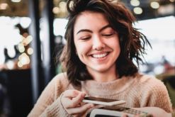 Se calcula que en Chile sólo el 41% de los préstamos de vivienda son otorgados a mujeres./ Tomada de la página de Banco security en Facebook.