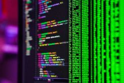 Con esta modificación al Código del Consumidor, Perú se alinea con una tendencia regulatoria global orientada a actualizar la protección al consumidor frente a los riesgos del entorno digital. / Foto: Unsplash - Joan Gamell.
