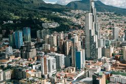 El decreto permite que la negociación colectiva se realice a nivel de empresa, grupo de empresas, rama o sector de actividad. / Foto: Unsplash -  Random Institute.