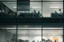 La IA se ha convertido en una herramienta útil en las investigaciones internas por fraude laboral, especialmente cuando se trata de analizar grandes volúmenes de información. / Foto: Unsplash - Bruno BD.