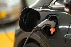 Chile establece un procedimiento formal para transformar autos usados, incluyendo certificación de kits, homologación y un marco sancionador. / Foto: Unsplash - Michael Fousert.