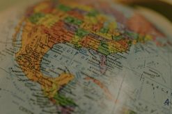 México se consolida como uno de los principales destinos para capitales que buscan reducir exposición a la incertidumbre política. / Foto de Adolfo Félix en Unsplash.
