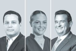 José Goyburu, de Cuatrecasas - Lima (izquierda); María del Pilar Sabogal, de Payet, Rey, Cauvi, Pérez Abogados, y  Juan José Hopkins, de Rubio Leguía Normand. / Foto: LexLatin.