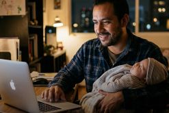 Solo 11 países de América Latina cuentan con licencias de paternidad remuneradas, y apenas 6 conceden entre 10 y 15 días. / Foto: Chat GPT..
