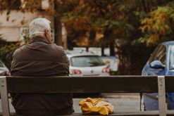 La norma entrará en vigor el 1 de junio de 2027, lo que deja a las empresas apenas doce meses para revisar contratos, políticas internas y procesos de gestión de personas. / Foto: Unsplash - Mykyta Martynenko.
