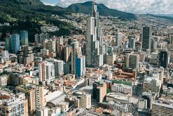 La SFC la construye a partir de la Ley 1328 de 2009, el Decreto 2555 de 2010 y la Circular Básica Jurídica, actualizada este año mediante la Circular Externa 006 de 2025. /Foto: Unsplash - Random Institute.
