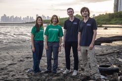 El proyecto Siete Cuencas, liderado por la fundación Marea Verde junto con el apoyo de The Ocean Cleanup, busca intervenir los siete principales ríos que desembocan en la bahía y reducir el volumen de residuos. / Foto: Marea Verde.